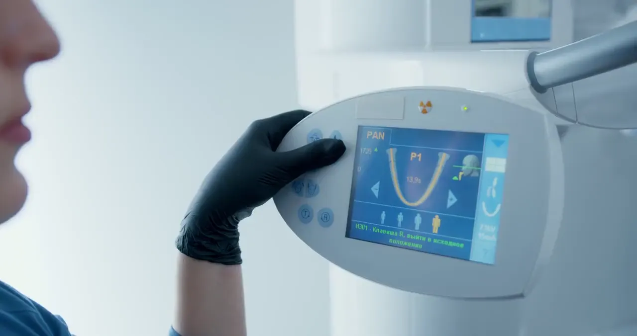 Una professional fa servir el tauler de l'aparell de radiografia digital