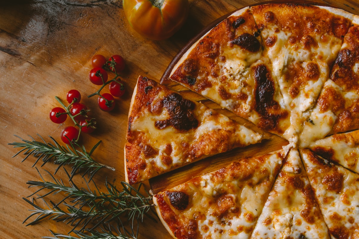 Pizza diavola acabada de sortir del forn de llenya