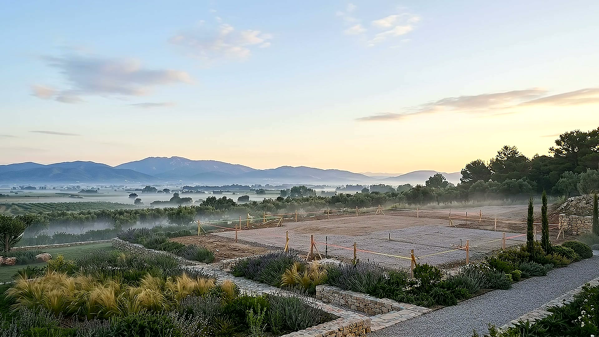 El solar de Solell amb boira baixa, a primera hora del matí.