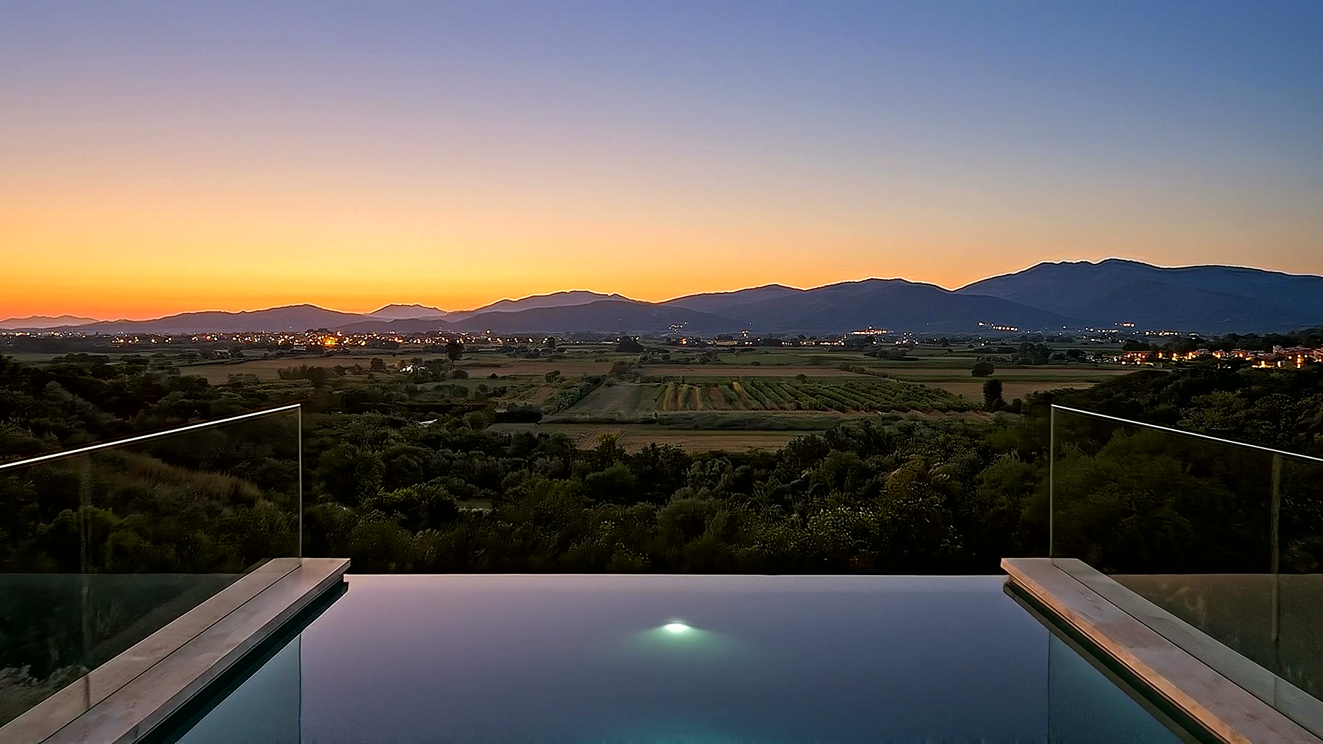 El terrat amb piscina d'aigua quieta al capvespre.