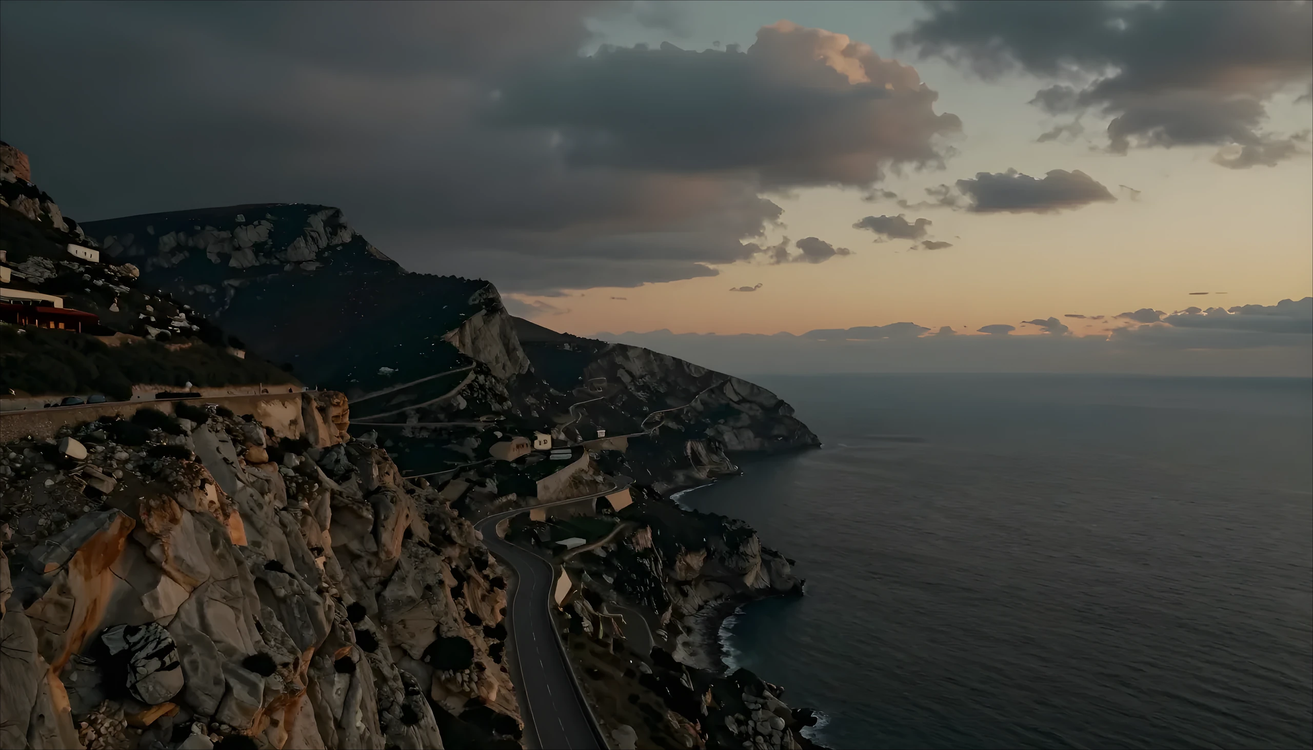 Carretera de costa mediterrània al capvespre, vista aèria